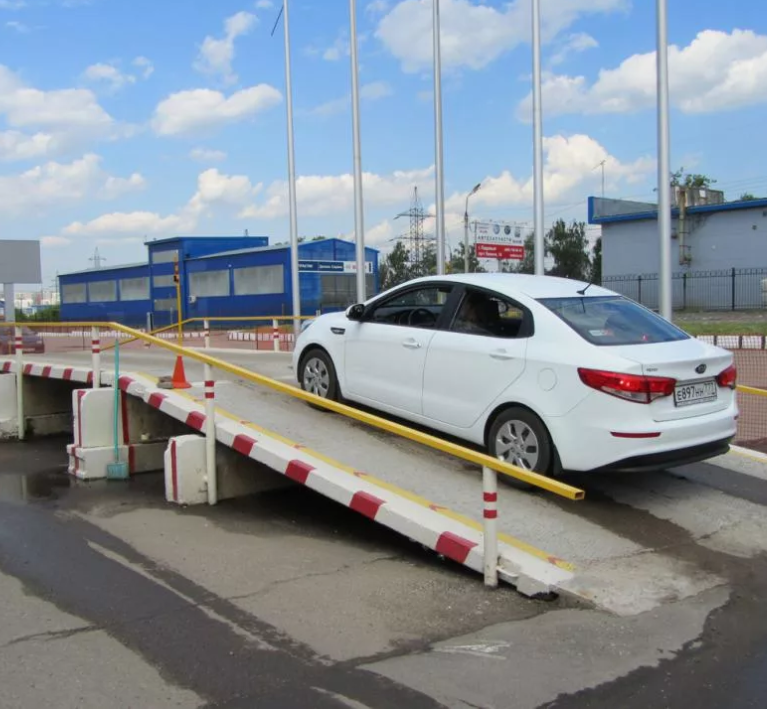 Как правильно выполнить упражнение «эстакада» на автодроме